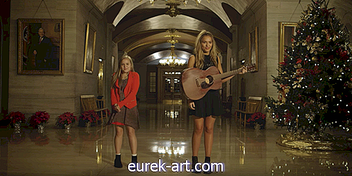 "Nashville" -Stars Lennon und Maisy Stella, die "Stille Nacht" singen, werden Ihnen Schüttelfrost bereiten