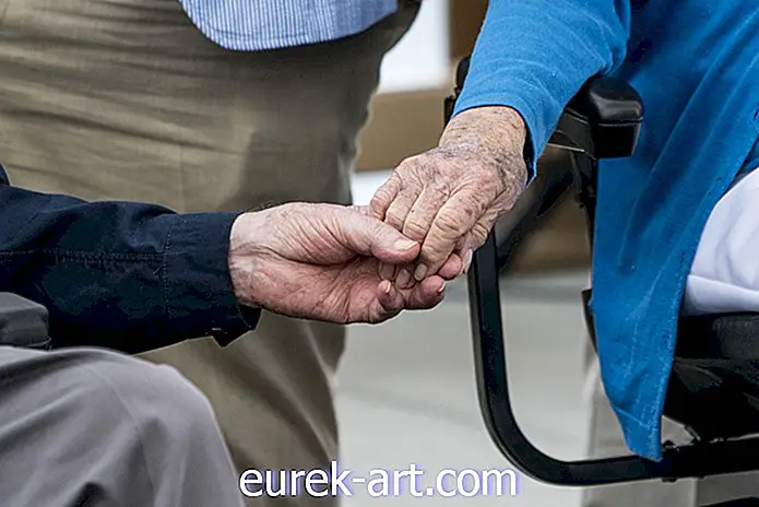 George HW Bush holdt hustru Barbars hånd inntil hennes siste åndedrag