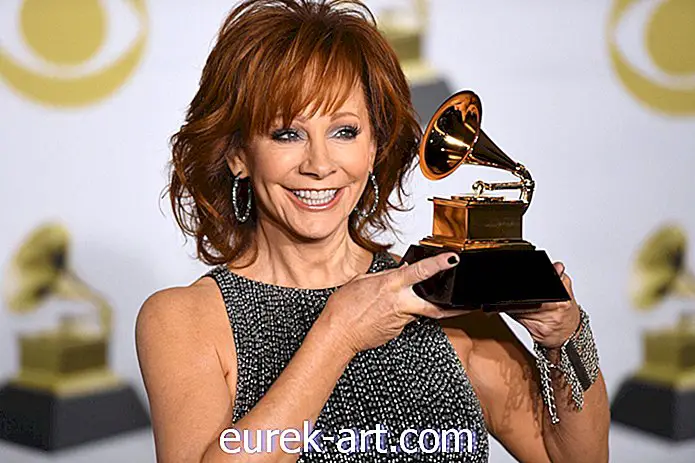 Reba McEntire nghẹn ngào khi chấp nhận Grammy của cô cho Album Phúc âm gốc hay nhất