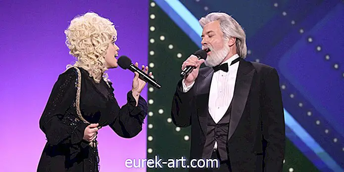 viihde - Jimmy Fallon ja Miley Cyrus pukeutuivat Kenny Rogersiksi ja Dolly Partoniksi laulamaan "Islands In the Stream"