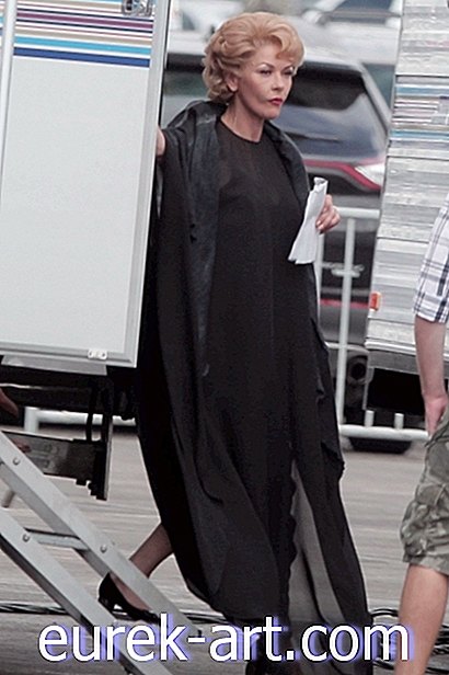 Забава - Цатхерине Зета Јонес изгледа фантастично као Оливиа де Хавилланд у филму 'Феуд: Бетте анд Јоан'