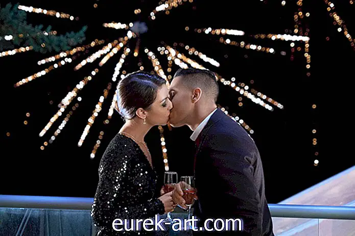 בידור - "נשיקת חצות" של הולמארק צולם בעיר רומנטית המושלמת לשנה החדשה