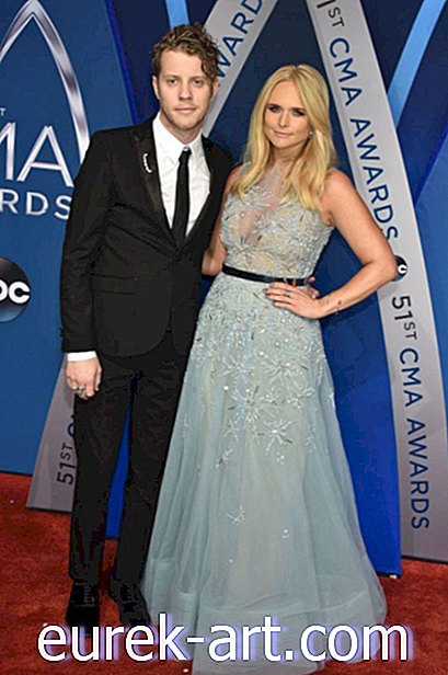 izklaide - Miranda Lamberta izskatās kā mūsdienu pelnrušķīte uz CMA balvu sarkanā paklāja