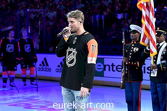 Brett Young se sooča z nastopi državne himne na tekmi NHL All Star
