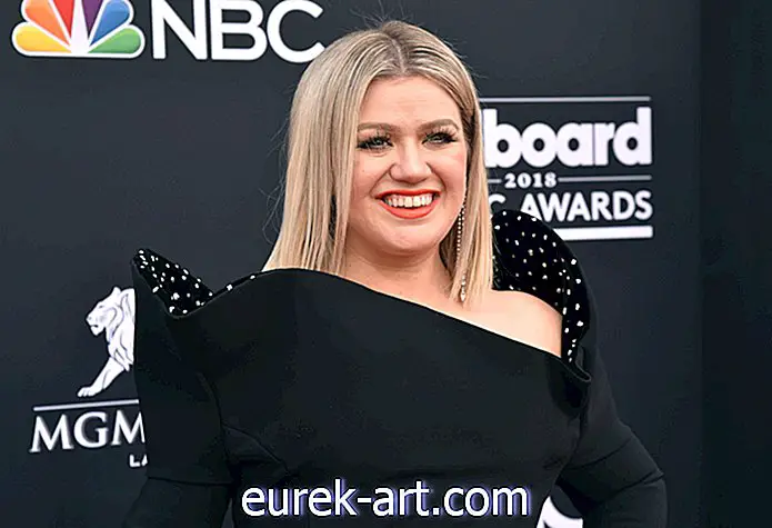 eğlence - Kelly Clarkson, Santa Fe Lisesi Atışı Hakkında Duygusal Bir Konuşma ile Billboard Müzik Ödüllerini Açtı