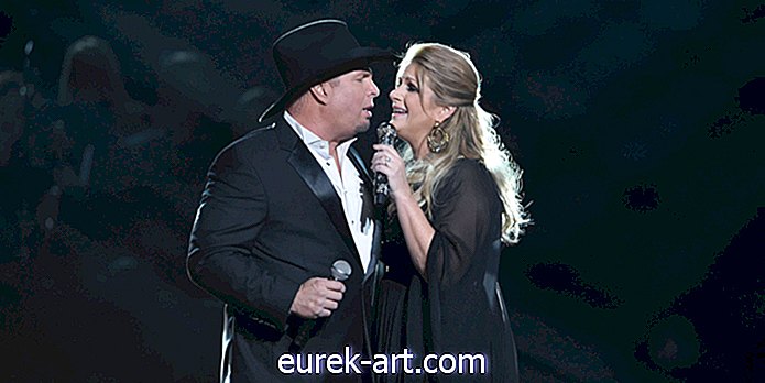 Garth Brooks와 Trisha Yearwood는 CMA에서 고전 국가 혼수 상태의 공연을 훔쳤다.