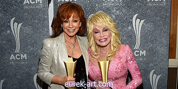 Glejte Dolly Parton in Carrie Underwood Surprise Reba On Stage na Grand Ole Opry