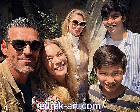 hiburan - Hallmark Star LeAnn Rimes Berkongsi Foto Langka dari Keluarga Gabungannya