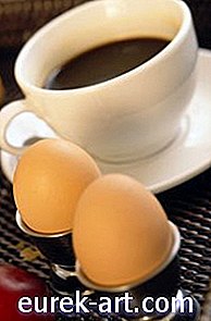 Как да направите яйцата с твърдо сваряване лесно да се обелят