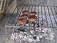 comida y bebida - Cómo cocinar hamburguesas en una parrilla de carbón