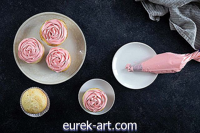 Wie Sie Ihren Cupcake dekorieren, damit er wie eine Rose aussieht