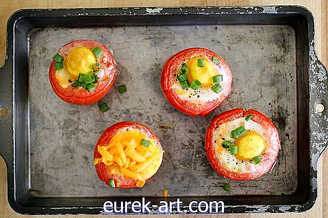 comida y bebida - Cómo hornear huevos en tomates
