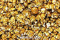Hogyan készítsünk karamell pattogatott kukoricát egy barna táskában