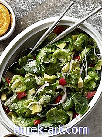 nourriture et boissons - Salade de pousses de Bruxelles, de poivron rouge et d'avocat de Marvin Woods