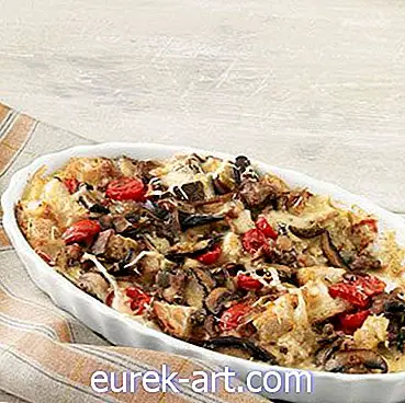 Brokastu kastrolis ar Turcijas desu, sēnēm un tomātiem