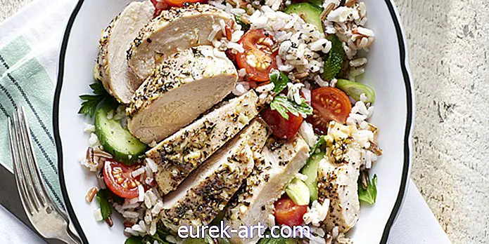 jídlo a pití - Řecké kuře s rajčatovým a rýžovým salátem