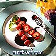 makanan & minuman - Brochettes Stroberi yang Dicelup Sampanye di atas Saus Coklat