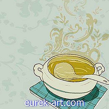 Arugula ir obuolių sriuba su skrudintais graikiniais riešutais