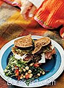 ēdieni un dzērieni - Sālīta liellopa un Pumpernickel sviestmaizes ar marinētām sinepēm