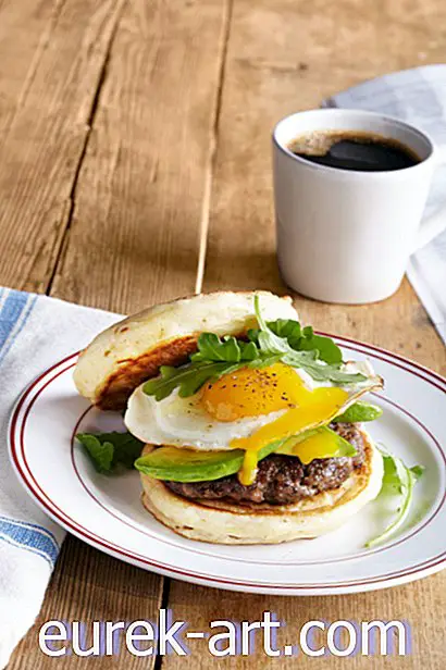 mad og drikke - Pandekage Morgenmadssandwich med pølse og avocado