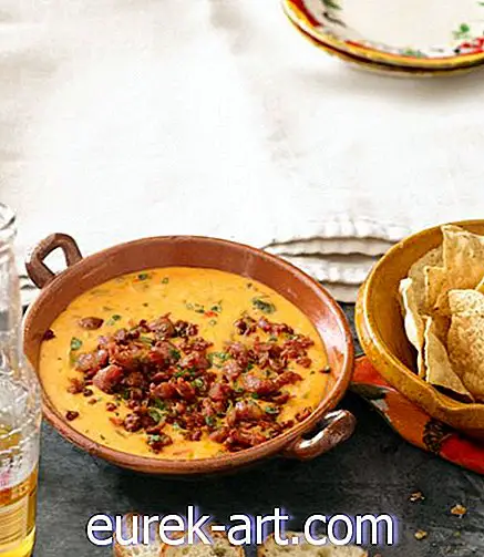 maistas ir gėrimai - „Queso Fundido“ su skrudintais „Poblano“ pipirais ir „Chorizo“