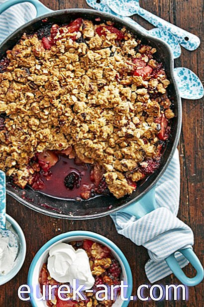 Støpejern Apple-Blackberry Crumble with Sour Cream Whip