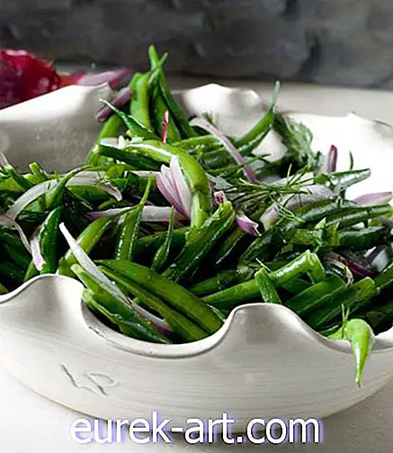 jídlo a pití - Zelený fazolový salát s červenou cibulkou