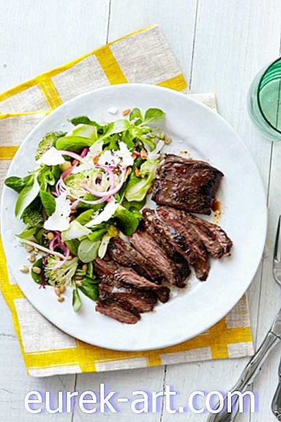 Gekruide Rok Steaks Met Rauwe Broccoli En Mâche Salade