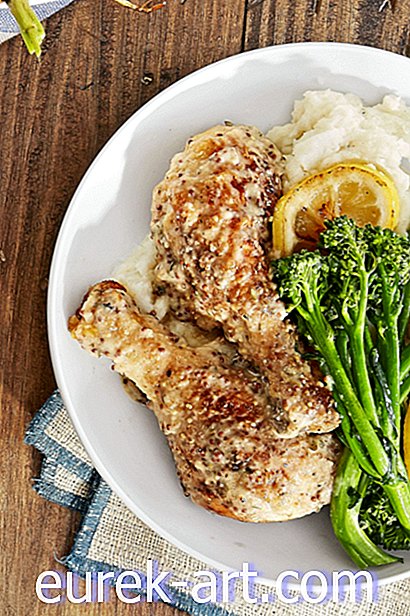 อาหารและเครื่องดื่ม - ขาไก่ Dijon-Smothered กับ Broccolini