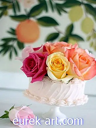 Slik pynter du en kake med blomster