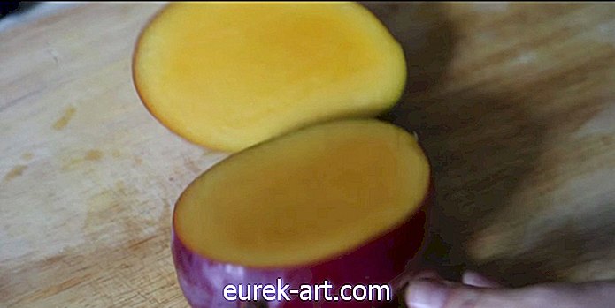 φαγητό και ποτά - Αυτό το κομψό τέχνασμα σας βοηθά να ξεφλουδίζετε άψογα ένα μάνγκο