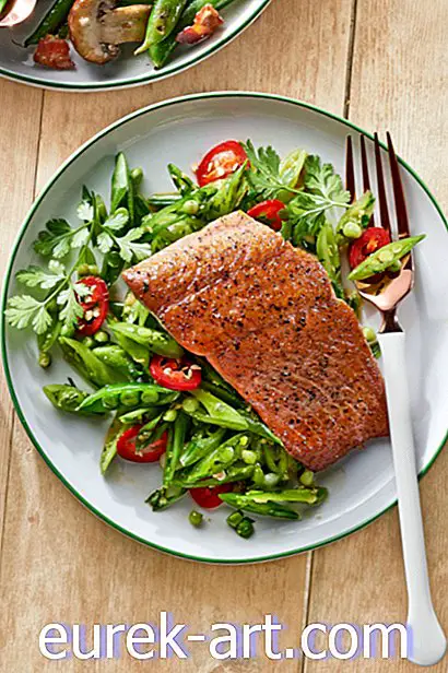 mad og drikke - Gingery Snap Pea Slaw with Seared Salmon