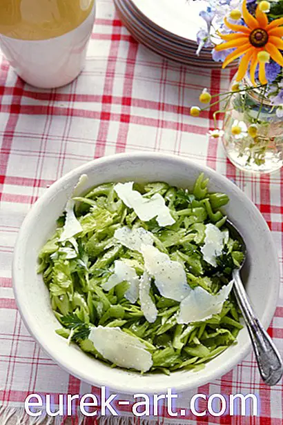ēdieni un dzērieni - Kraukšķīgas seleriju salāti ar citronu-olīveļļas mērci