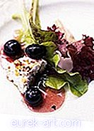 음식과 음료 - 블루 베리 Vinaigrette와 헤이즐넛 겉 껍질 염소 치즈 샐러드