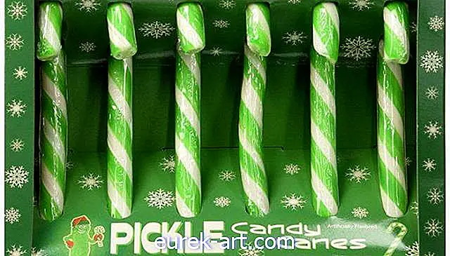 피클 맛 캔디 지팡이는 크리스마스 시간에 맞춰 여기에 있습니다.