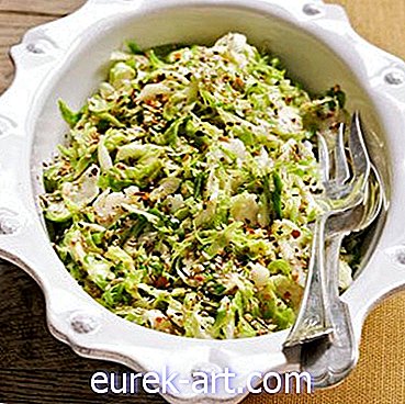 Cold Brussels Sprout Slaw dengan Toasted Benne Seeds