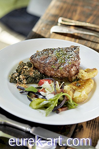 ételek és italok - Grillezett csontos bölény steak rántott burgonyával