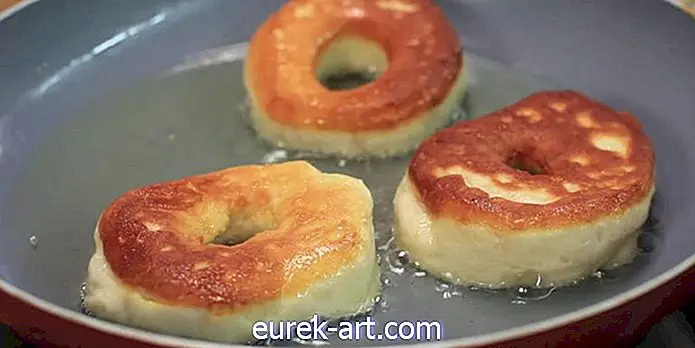Sådan fremstilles hjemmelavede donuts ved hjælp af kun to ingredienser