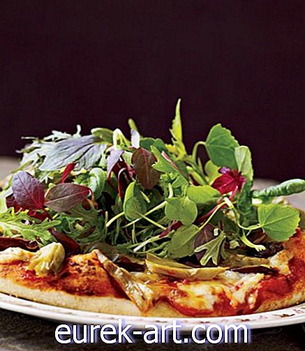 makanan & minuman - Mesclun Greens Salad Pizza