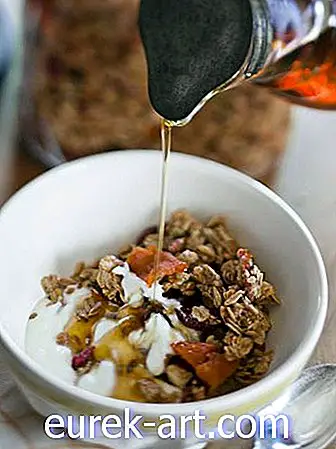 ruoka ja juomat - Vaahteran granola hedelmien ja pähkinöiden kanssa