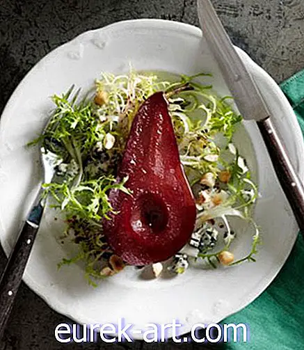 „Frisée“ salotos su „Širazas-poached kriaušėmis“, „Roquefort“ ir lazdyno riešutais