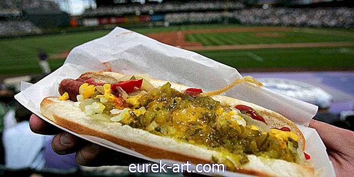 hrana in pijača - Je Hot Dog sendvič?  Lokalni časopis pravi, da ne