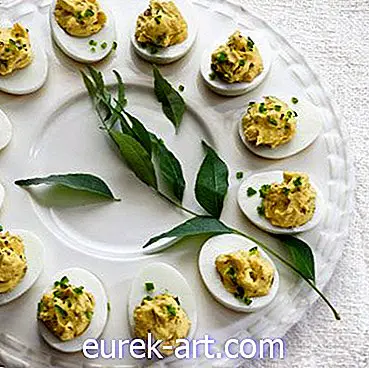 Deviled Eggs with Cilantro, Jalapeñosและ Curry