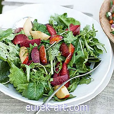 jídlo a pití - Pikantní zelení a švestkový salát