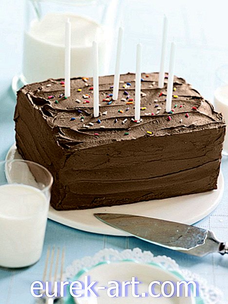 음식과 음료 - 초콜렛 설탕 장식을 가진 갯솜 케이크