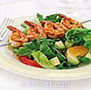 їжа та напої - Креветки на грилі, рожевий грейпфрут і салат з авокадо