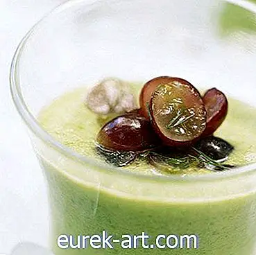 אוכל ומשקאות - מרק אפונה ירוקה טרי עם סלסה ענבים