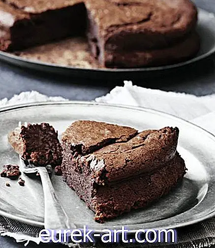 jedzenie napoje - Tort czekoladowo-migdałowy
