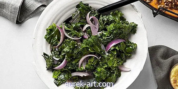 Mâncare bauturi - Kale sautate de Tom Valenti cu usturoi și ceapă roșie