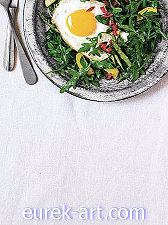 храна и пиће - Дивља рукавица са летњом тиквицом, шпарогама и прженим јајетом